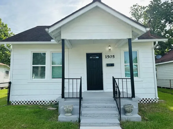 1505 Yupon St, Baytown, TX 77520