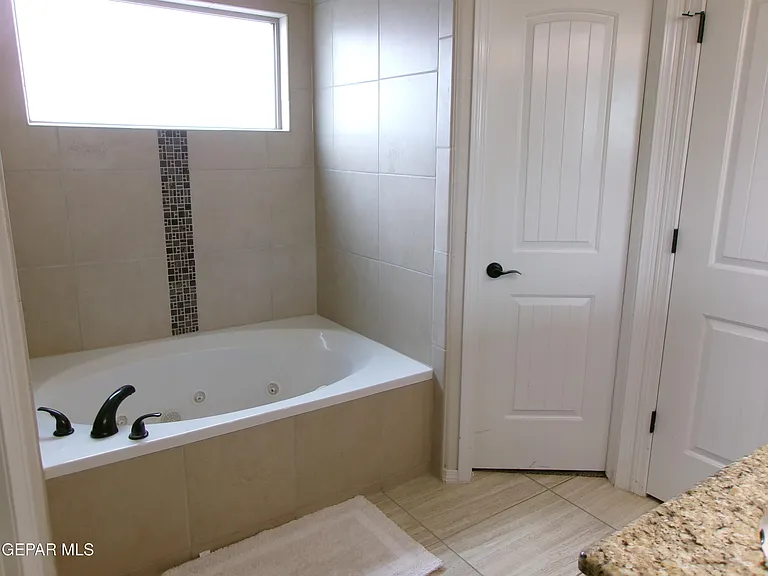 824 Caterick St — Photo 23