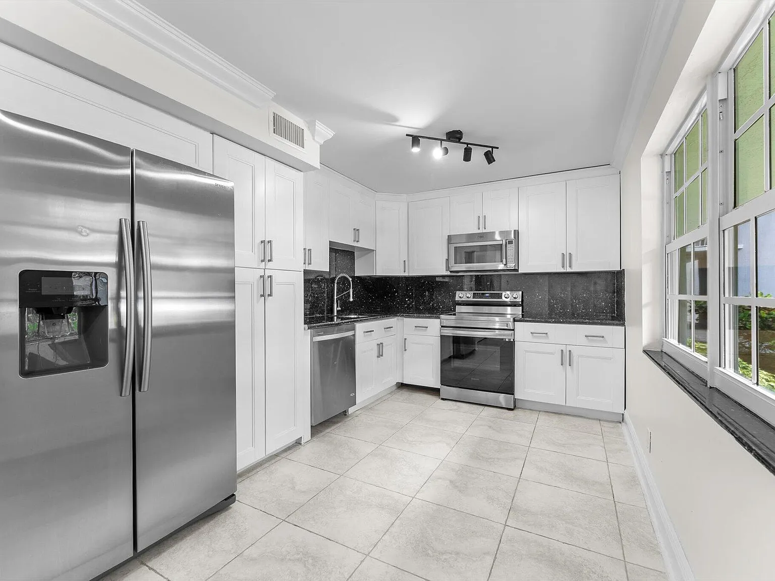 3 bed, 3.0 bath, 1620 sqft, $3,000 — Photo 1