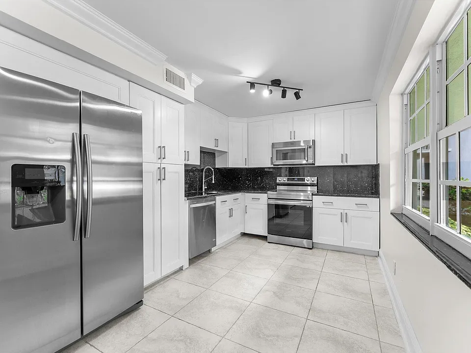 4240 Oaks Ter #103