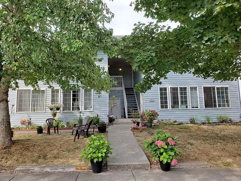 302 Garden Ct #B — Photo 1