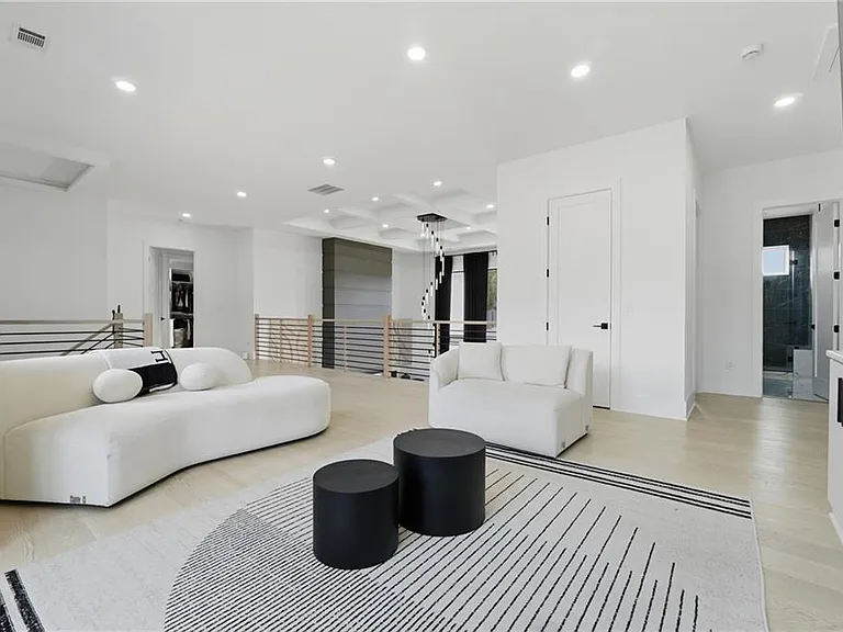 556 Versailles Dr — Photo 15