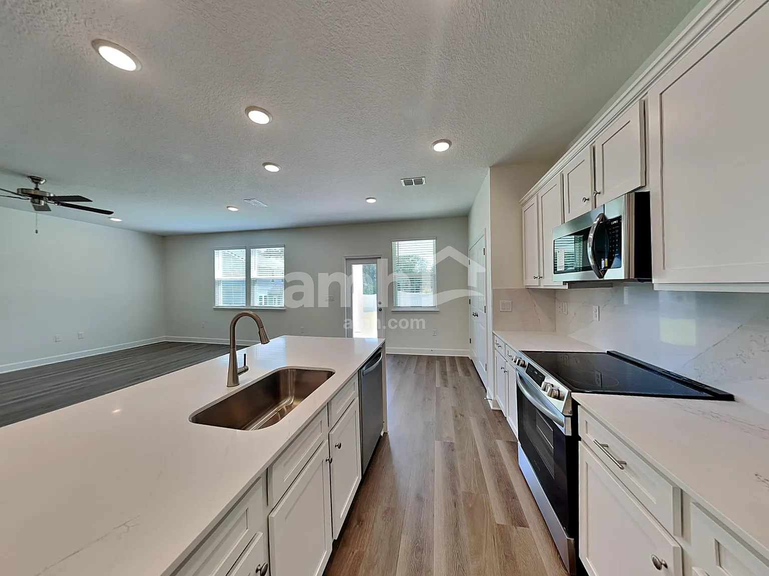 4 bed, 2.5 bath, 1977 sqft, $2,330 — Photo 3