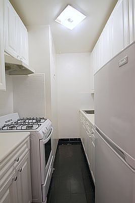 4th image of 117 E 71st St #G1