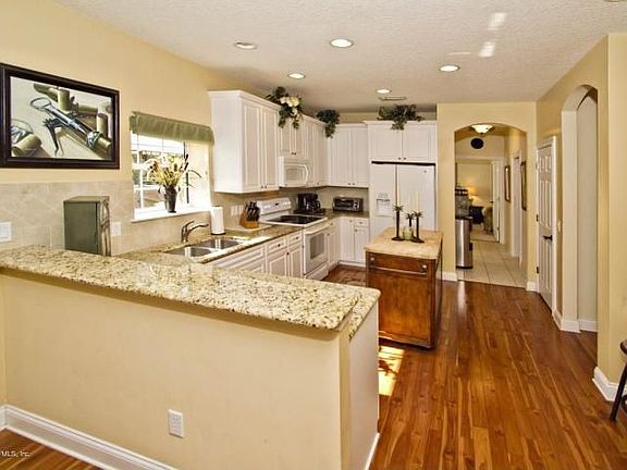 4th image of 144 N Roscoe Blvd #B