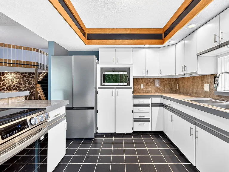 Bottom Freezer has Icemaker!
Cabinets on both sides of the Stove have pull out shelves!