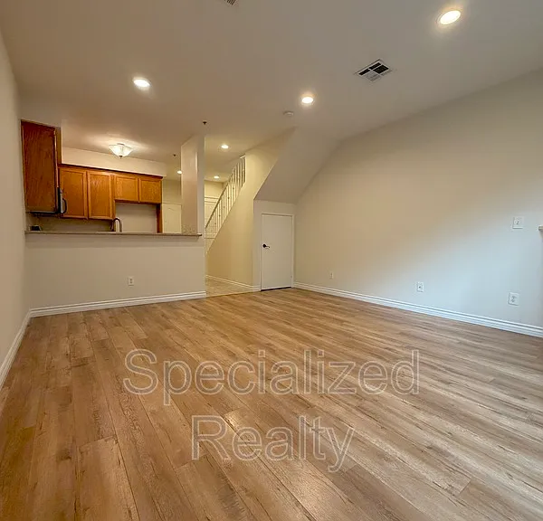 5716 Whitsett Ave — Photo 3