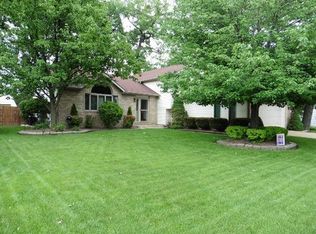 1526 Oak Leaf Dr, Crown Point, IN 46307