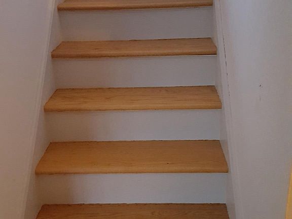 up half flight to dining room and kitchen