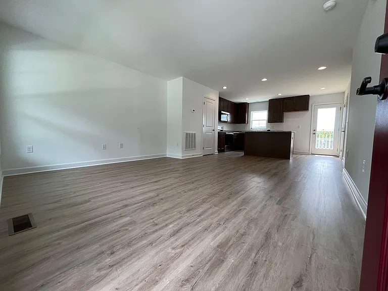 3141 Belle Ave NE — Photo 2