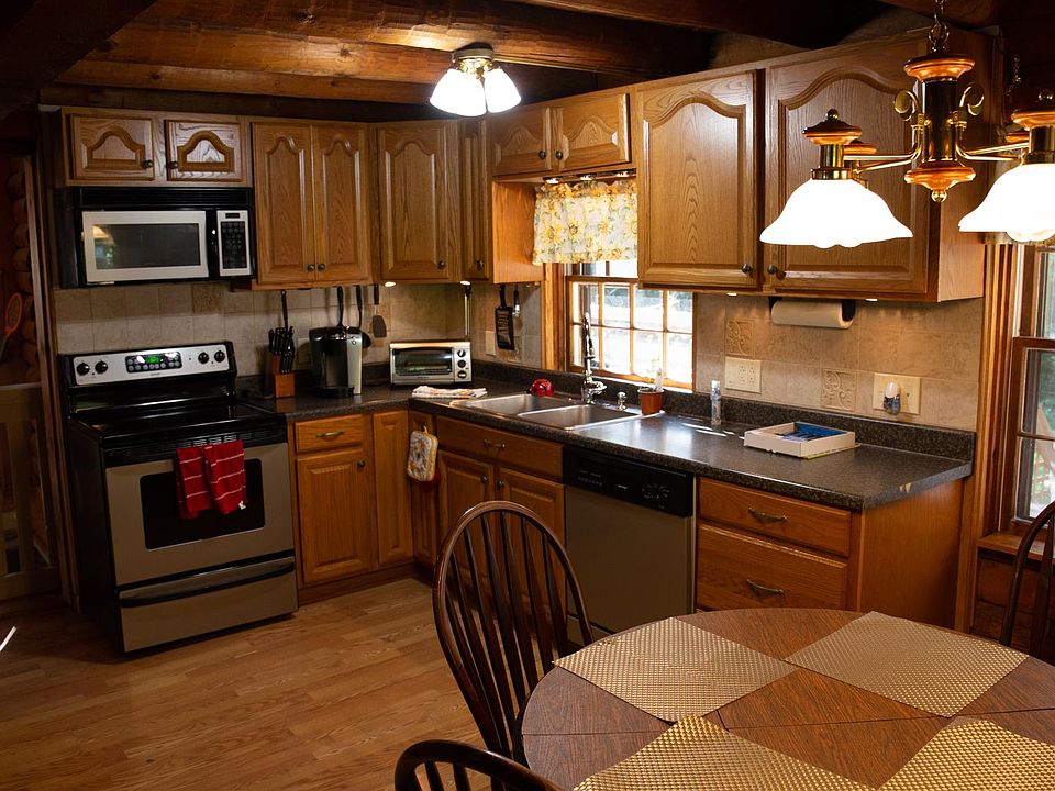 Kitchen/dining area with dishwasher