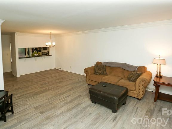 5th image of 413 Eastwood Dr