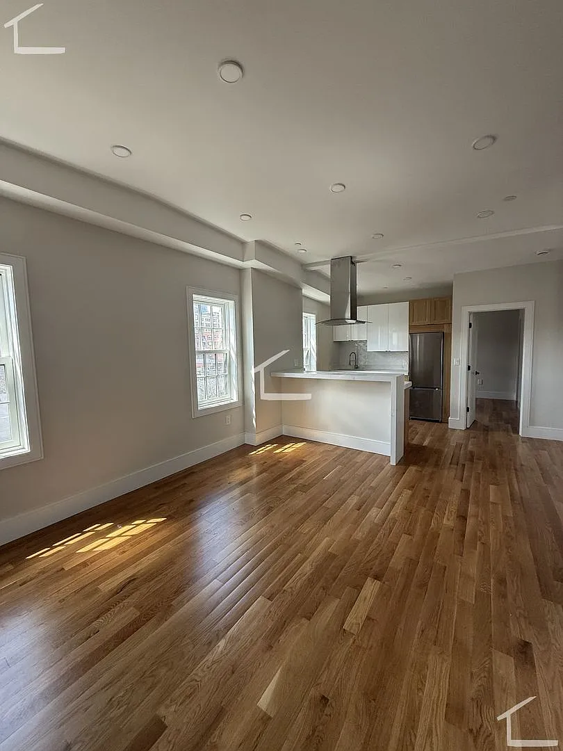 Luxury modern penthouse unit with private roof deck in Bay Village available NOW! — Photo 2