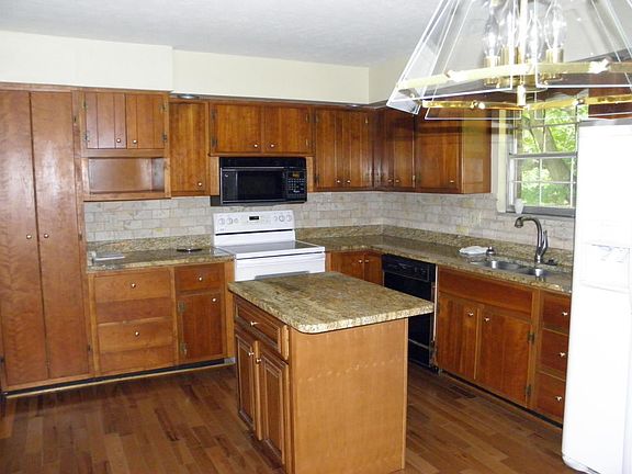 4th image of 408 Belle Meade Dr