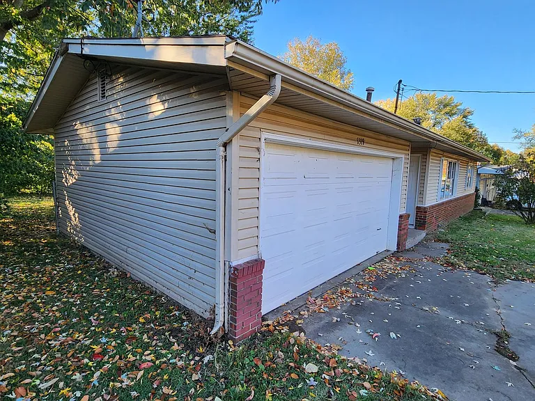 1319 S Prince Ln — Photo 2