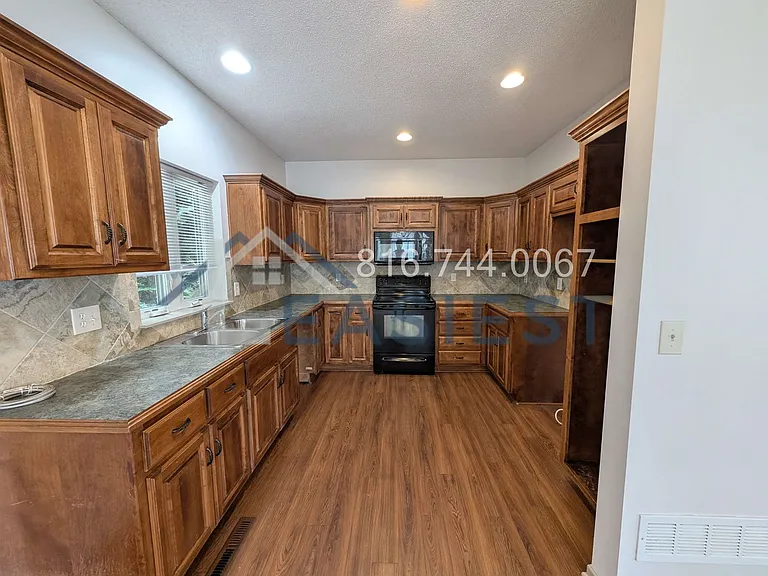 2801 Metropolitan Ave — Photo 7