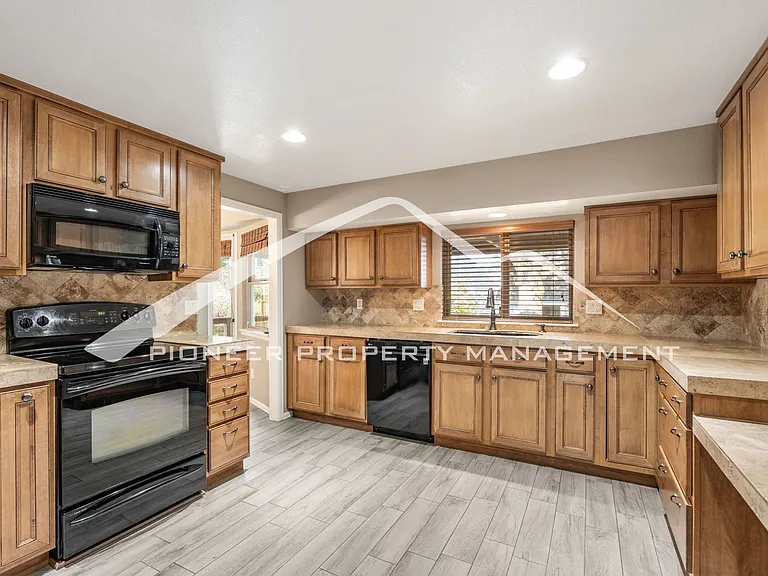 6525 White Falcon Ct — Photo 4