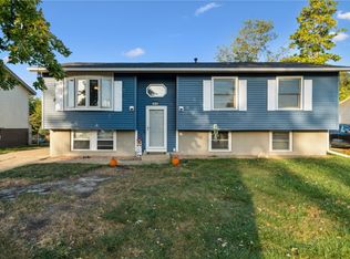 5216 Pine Grove Dr NE, Cedar Rapids, IA 52402