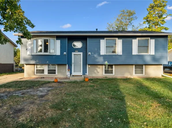 5216 Pine Grove Dr NE, Cedar Rapids, IA 52402