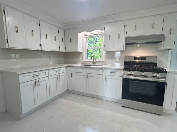 1615 Cranston St Floor 2, Cranston, RI 02920