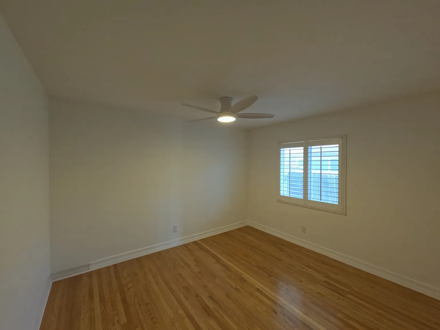 255 W La Verne Ave — Photo 2