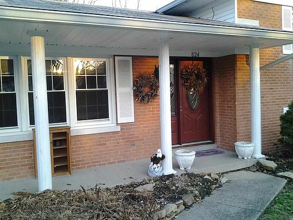 Nice greeting upon guest arrival.  Stone flower pots included and ready for your gardening touches