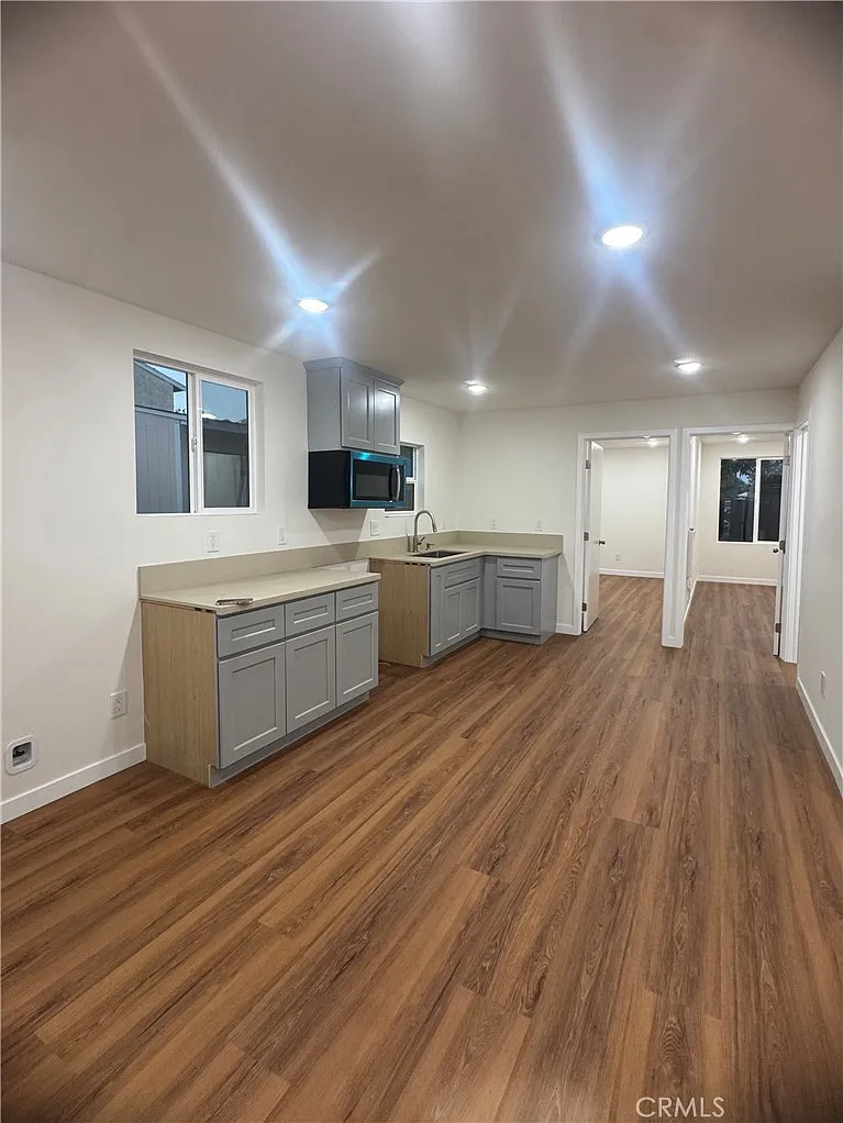 3 bed, 1000 sqft, $3,500 — Photo 2