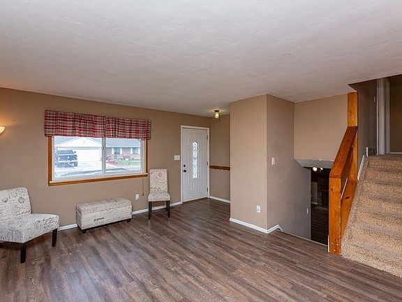 3rd image of 615 W Indian Creek Dr