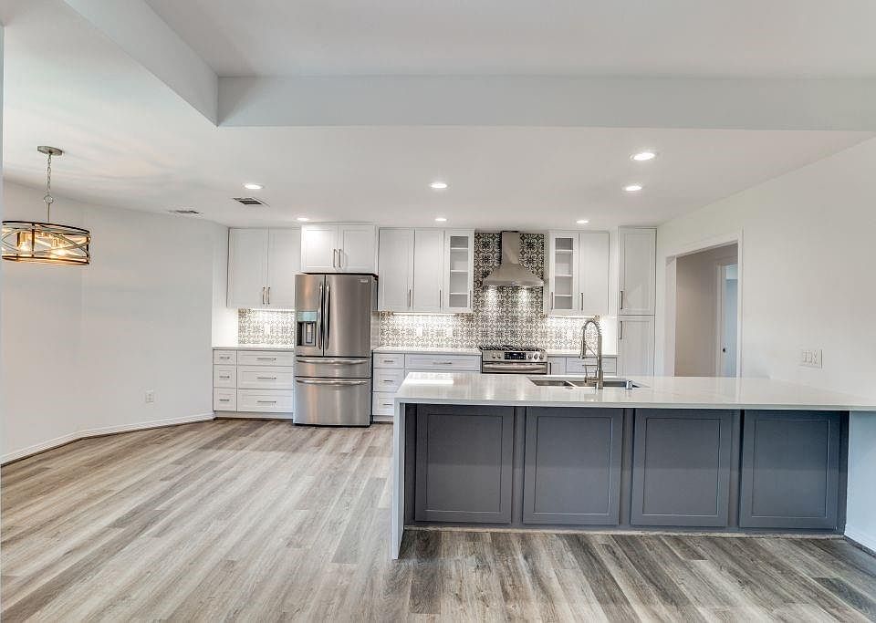 Kitchen with eat-in dining area