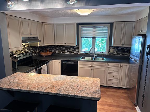4th image of 102 Seabury #102