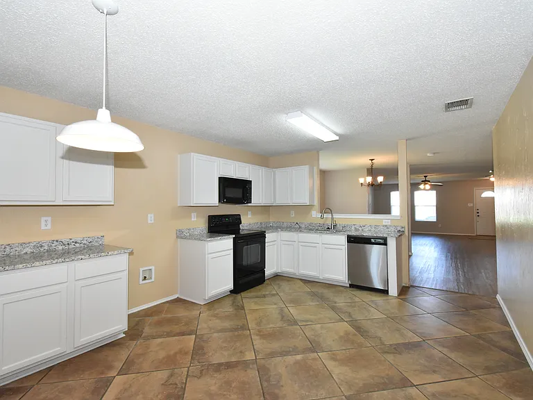 1130 Seneca Dr — Photo 6