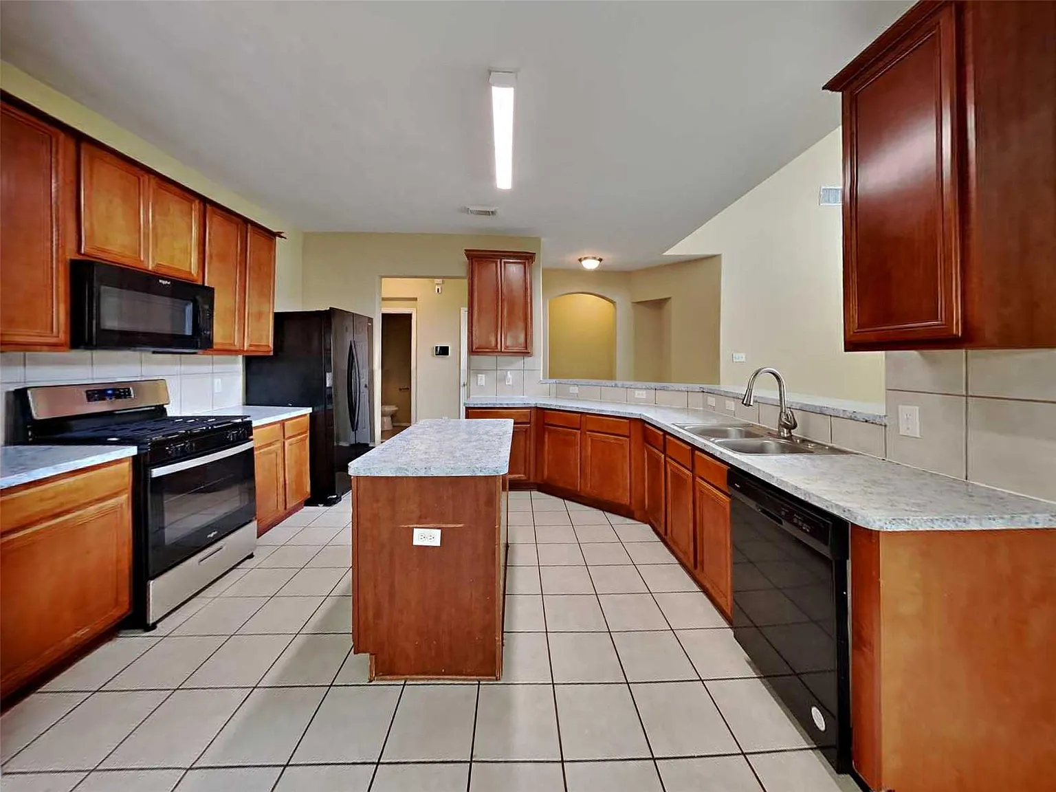 4 bed, 2.5 bath, 2506 sqft, $2,220 — Photo 2