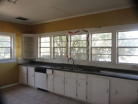 3rd image of 319 Dozier St