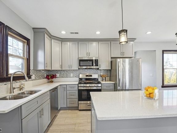 2nd image of 1252 Magnolia Pl
