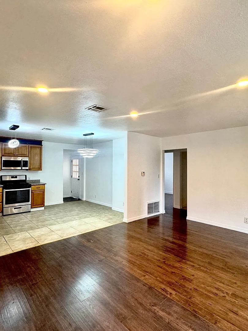 Beautiful, Spacious 3 Bedroom Property In Panorama City! Available Now! — Photo 1