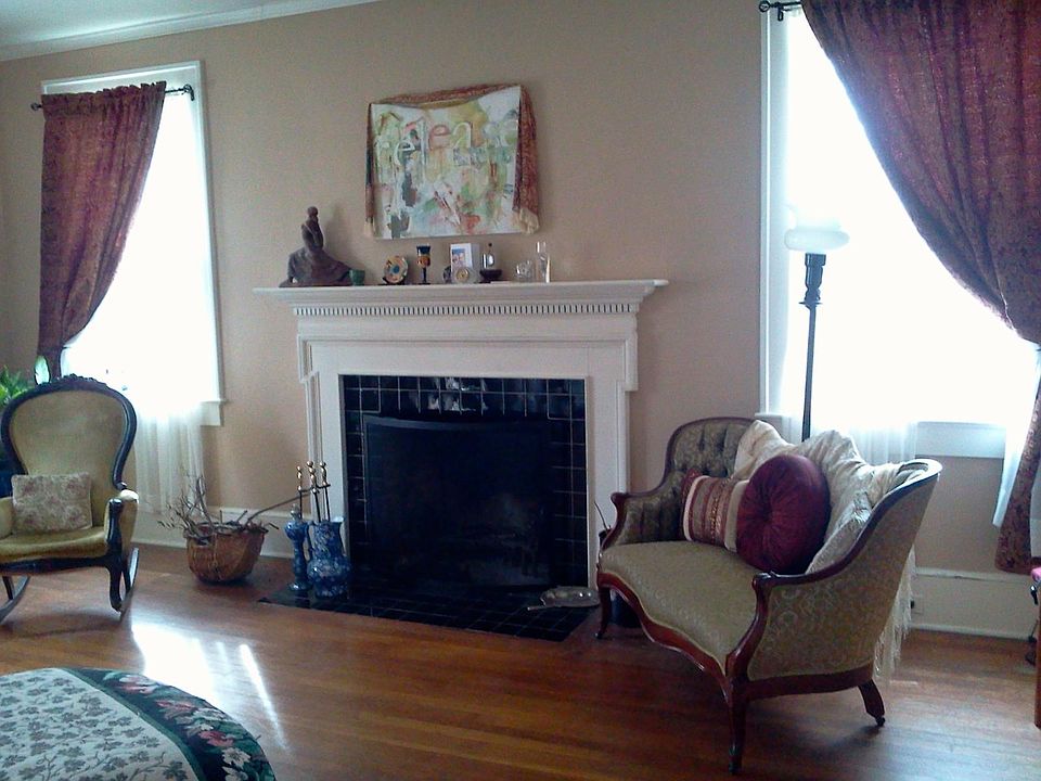 Living Room #1 Fully functional fireplace