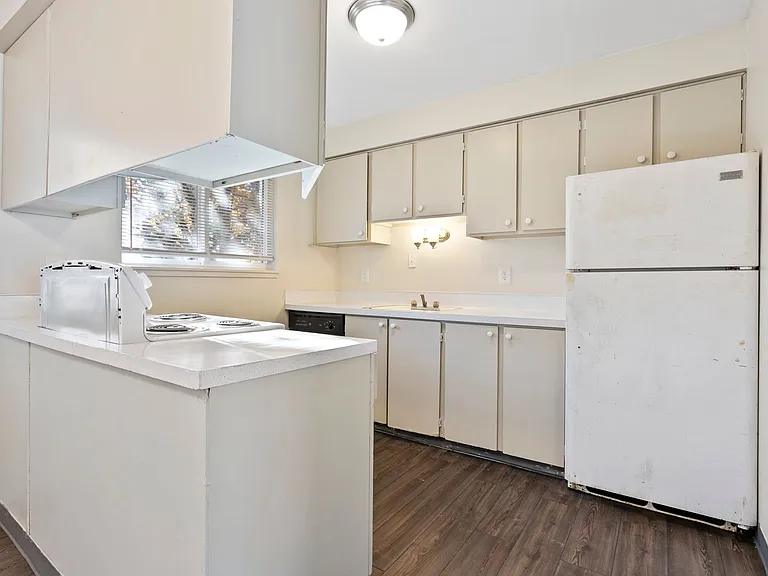Emerald Grove Apartments — Photo 7