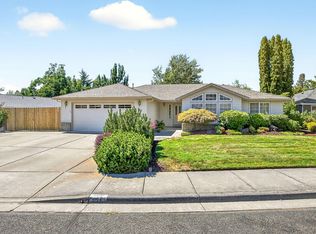 121 Meadow View Dr, Phoenix, OR 97535