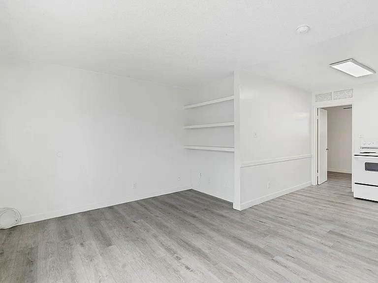 2710 Kings Way — Photo 11