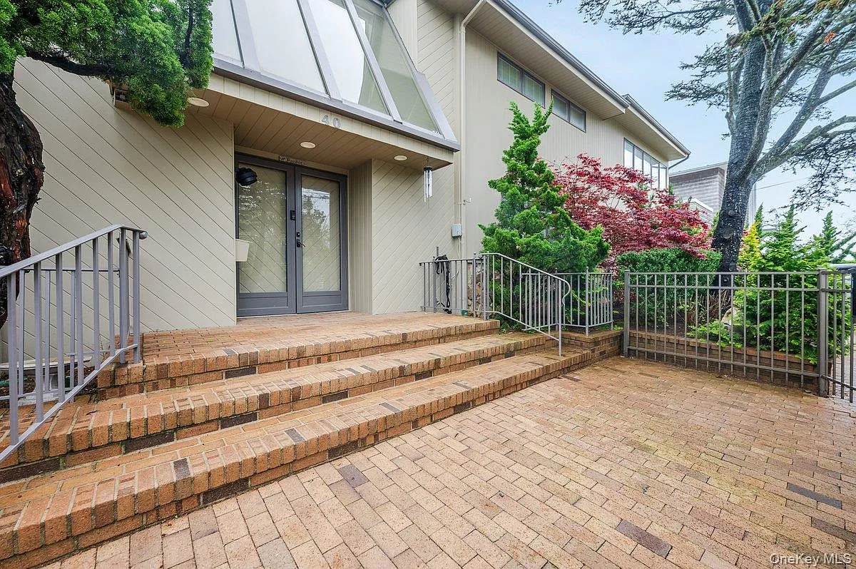 4 bed, 4.5 bath, 3942 sqft, $8,000 — Photo 2