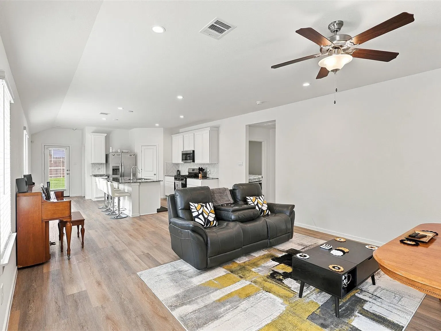3 bed, 2.0 bath, 1592 sqft, $2,300 — Photo 2