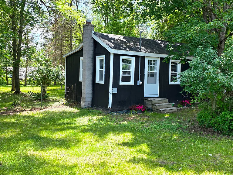 1304 Darwin Ave — Photo 3