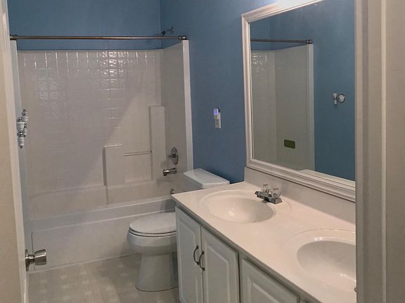 3rd image of 8 Bay Hill Dr