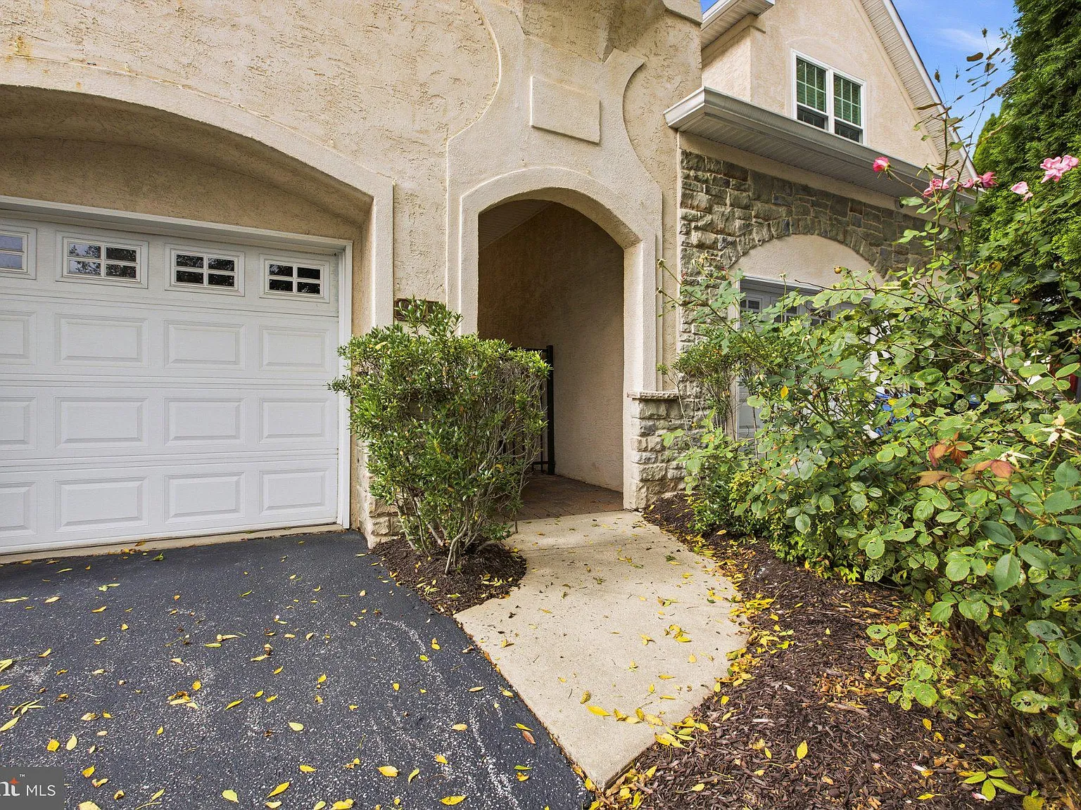 3 bed, 4.0 bath, 3967 sqft, $4,100 — Photo 4