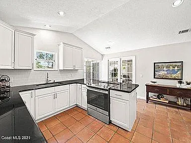 136 10th Ave — Photo 18
