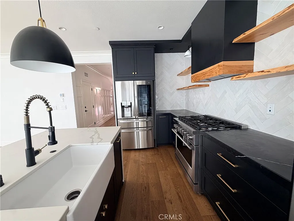 3 bed, 2.5 bath, 1920 sqft, $5,400 — Photo 2
