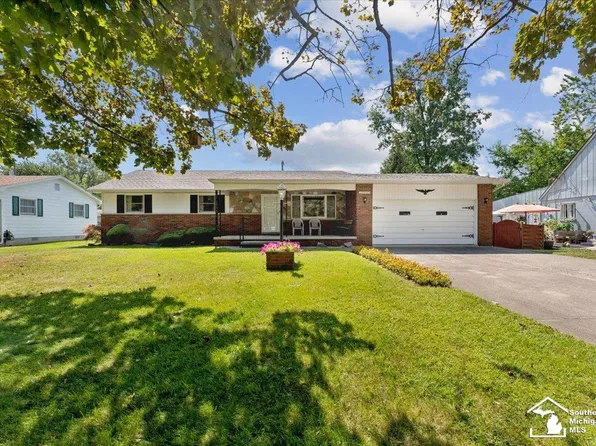 23747 Liddle St, Brownstown, MI 48183