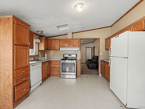 5th image of 17128 Detroiter Ave