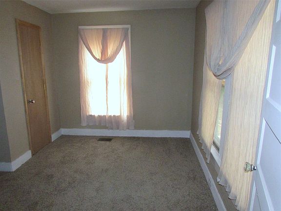 5th image of 410 Oak St