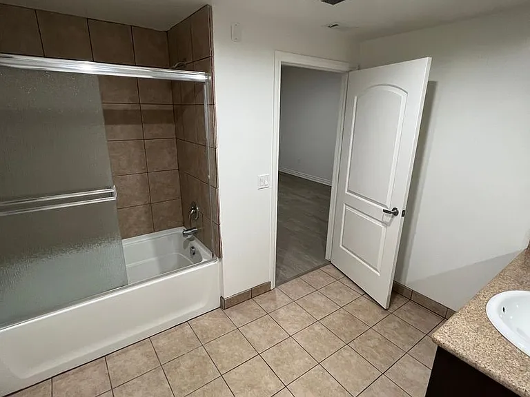 Yaya Laurel 1 Apartments — Photo 34